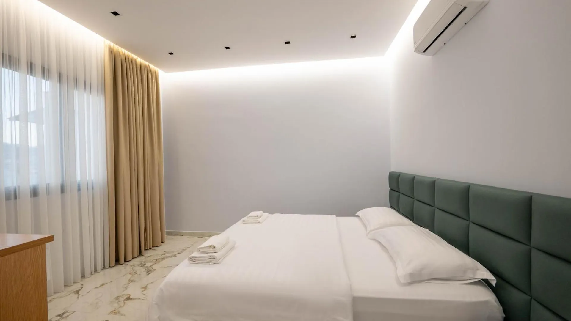 Twin Luxury Penthouses Sarandë 0*,